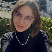 Studentessa di giurisprudenza impartisce lezioni in tutte le materie umanistiche per gli studenti delle medie e delle superiori